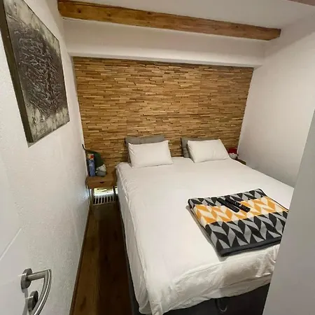 Walter Apartman *